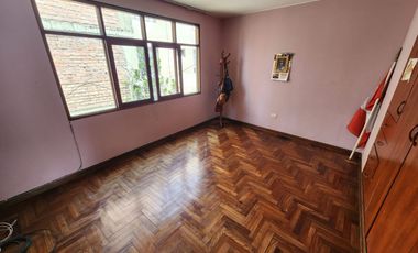 LINDA CASA FRENTE A PARQUE, 7 DORMITORIOS, 4 BAÑOS