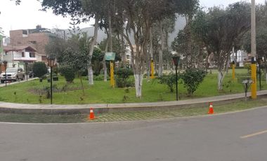 LINDA CASA FRENTE A PARQUE, 7 DORMITORIOS, 4 BAÑOS