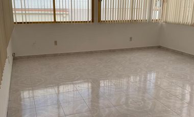 CASA EN VENTA EN VIVEROS DE LA LOMA, AMPLIA