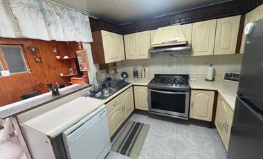 CASA EN VENTA EN VIVEROS DE LA LOMA, AMPLIA