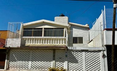 CASA EN VENTA EN VIVEROS DE LA LOMA, AMPLIA