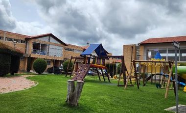 Descubre esta espectacular casa esquinera de 140 m² en un conjunto cerrado en Chía , ubicada estratégicamente en el sector urbano a solo dos cuadras d