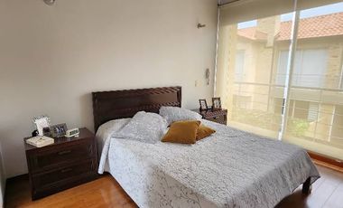 Descubre esta espectacular casa esquinera de 140 m² en un conjunto cerrado en Chía , ubicada estratégicamente en el sector urbano a solo dos cuadras d