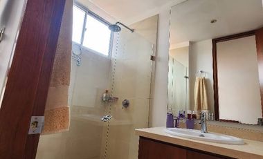 Descubre esta espectacular casa esquinera de 140 m² en un conjunto cerrado en Chía , ubicada estratégicamente en el sector urbano a solo dos cuadras d
