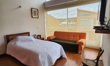 Descubre esta espectacular casa esquinera de 140 m² en un conjunto cerrado en Chía , ubicada estratégicamente en el sector urbano a solo dos cuadras d