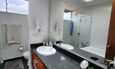 Descubre esta espectacular casa esquinera de 140 m² en un conjunto cerrado en Chía , ubicada estratégicamente en el sector urbano a solo dos cuadras d