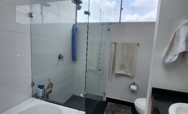 Descubre esta espectacular casa esquinera de 140 m² en un conjunto cerrado en Chía , ubicada estratégicamente en el sector urbano a solo dos cuadras d