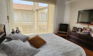 Descubre esta espectacular casa esquinera de 140 m² en un conjunto cerrado en Chía , ubicada estratégicamente en el sector urbano a solo dos cuadras d