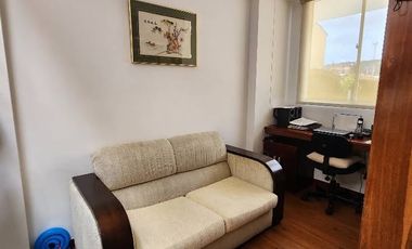 Descubre esta espectacular casa esquinera de 140 m² en un conjunto cerrado en Chía , ubicada estratégicamente en el sector urbano a solo dos cuadras d