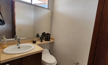 Descubre esta espectacular casa esquinera de 140 m² en un conjunto cerrado en Chía , ubicada estratégicamente en el sector urbano a solo dos cuadras d