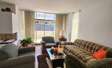 Descubre esta espectacular casa esquinera de 140 m² en un conjunto cerrado en Chía , ubicada estratégicamente en el sector urbano a solo dos cuadras d