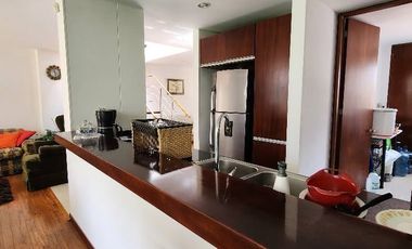 Descubre esta espectacular casa esquinera de 140 m² en un conjunto cerrado en Chía , ubicada estratégicamente en el sector urbano a solo dos cuadras d