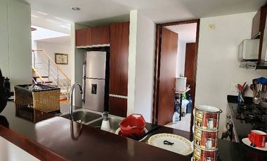 Descubre esta espectacular casa esquinera de 140 m² en un conjunto cerrado en Chía , ubicada estratégicamente en el sector urbano a solo dos cuadras d