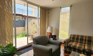 Descubre esta espectacular casa esquinera de 140 m² en un conjunto cerrado en Chía , ubicada estratégicamente en el sector urbano a solo dos cuadras d