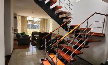 Descubre esta espectacular casa esquinera de 140 m² en un conjunto cerrado en Chía , ubicada estratégicamente en el sector urbano a solo dos cuadras d