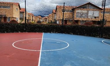 Descubre esta espectacular casa esquinera de 140 m² en un conjunto cerrado en Chía , ubicada estratégicamente en el sector urbano a solo dos cuadras d
