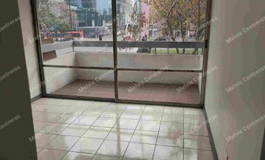 Se Vende  Departamento en Lord Cochrane 30 ,. Piso 2, Construcción del año 1990, con  55 m2 Totales , 50 m2 Útiles, Orientación Poniente , 2 Dormitorios, 1 Baño, Living/Comedor, Cocina, Conexión a Lavadora, Calefón,Gasto Común aprox 100.000. A 3 minutos del metro la moneda, Supermercados, Farmacias, Restaurantes, Colegios, Jardines de Infancia, Barrio Chino, Estación Central. En remodelación