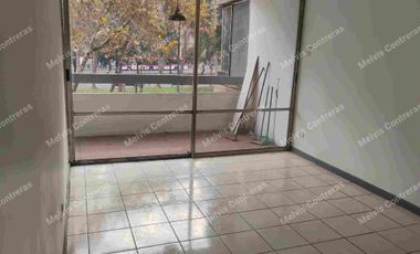 Se Vende  Departamento en Lord Cochrane 30 ,. Piso 2, Construcción del año 1990, con  55 m2 Totales , 50 m2 Útiles, Orientación Poniente , 2 Dormitorios, 1 Baño, Living/Comedor, Cocina, Conexión a Lavadora, Calefón,Gasto Común aprox 100.000. A 3 minutos del metro la moneda, Supermercados, Farmacias, Restaurantes, Colegios, Jardines de Infancia, Barrio Chino, Estación Central. En remodelación