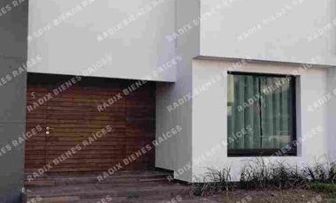 HERMOSA CASA EN RENTA AMUEBLADA, LOMAS 2 PUEBLA. 3 autos techados, cuarto de seguridad
