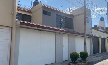 AMPLIA CASA EN VENTA, IDEAL PARA OFICINAS O CASA HABITACIÓN EN METEPEC