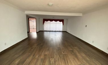 AMPLIA CASA EN VENTA, IDEAL PARA OFICINAS O CASA HABITACIÓN EN METEPEC