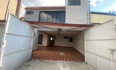 AMPLIA CASA EN VENTA, IDEAL PARA OFICINAS O CASA HABITACIÓN EN METEPEC