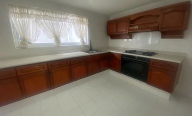 AMPLIA CASA EN VENTA, IDEAL PARA OFICINAS O CASA HABITACIÓN EN METEPEC