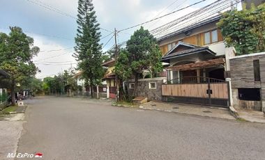 RUMAH CANTIK DI DAGO COBLONG BANDUNG Desain Unik dengan Taman Luas