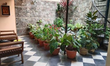 RUMAH CANTIK DI DAGO COBLONG BANDUNG Desain Unik dengan Taman Luas