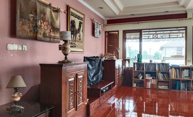 RUMAH CANTIK DI DAGO COBLONG BANDUNG Desain Unik dengan Taman Luas