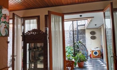 RUMAH CANTIK DI DAGO COBLONG BANDUNG Desain Unik dengan Taman Luas
