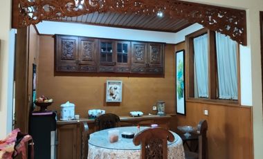 RUMAH CANTIK DI DAGO COBLONG BANDUNG Desain Unik dengan Taman Luas