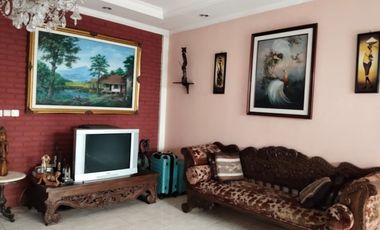 RUMAH CANTIK DI DAGO COBLONG BANDUNG Desain Unik dengan Taman Luas