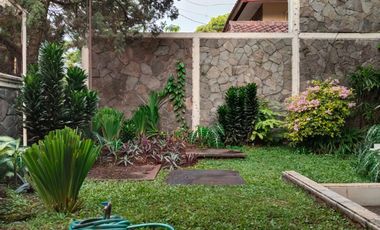 RUMAH CANTIK DI DAGO COBLONG BANDUNG Desain Unik dengan Taman Luas
