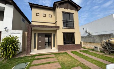 En venta casa de 3 dormitorios en Isla celeste en Samborondón.