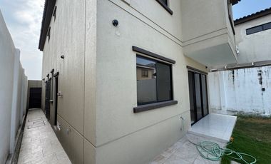 En venta casa de 3 dormitorios en Isla celeste en Samborondón.