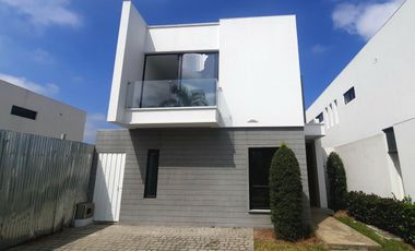 Casa 🏡 195.04m², La Costa, Via a Samborondón.