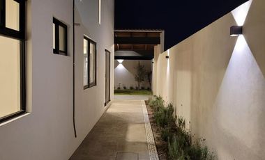 Casa Zenara, con Espacios Versátiles y Estilo Único