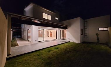 Casa Zenara, con Espacios Versátiles y Estilo Único