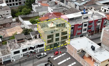 Casa Con Locales Comerciales de Venta en Atuntaqui