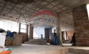 Casa Con Locales Comerciales de Venta en Atuntaqui