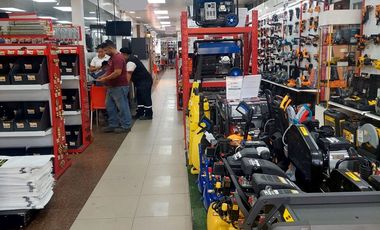 Venta de local comercial con bodega 800m2 en via a Daule