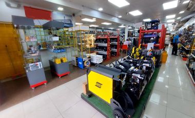 Venta de local comercial con bodega 800m2 en via a Daule