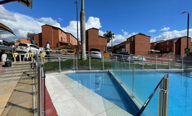 Extraordinaria casa en Colores de la Villa Conjunto Residencial con 3 alcobas. Villa Olimpica. Pereira.