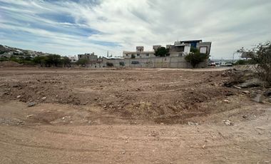 Terreno comercial con 110 mts. de frente sobre Fray Junípero Serra