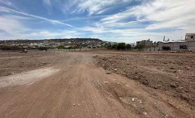 Terreno comercial con 110 mts. de frente sobre Fray Junípero Serra