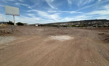 Terreno comercial con 110 mts. de frente sobre Fray Junípero Serra