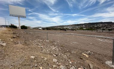 Terreno comercial con 110 mts. de frente sobre Fray Junípero Serra