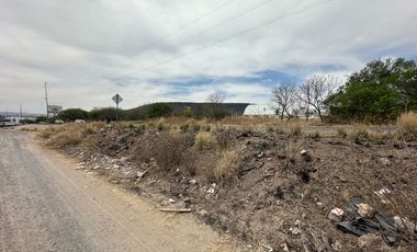Terreno comercial con 110 mts. de frente sobre Fray Junípero Serra