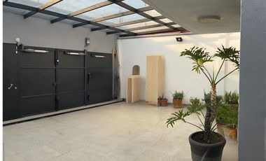 Casa en venta, a una calle de Plutarco Elias Calles, Iztacalco